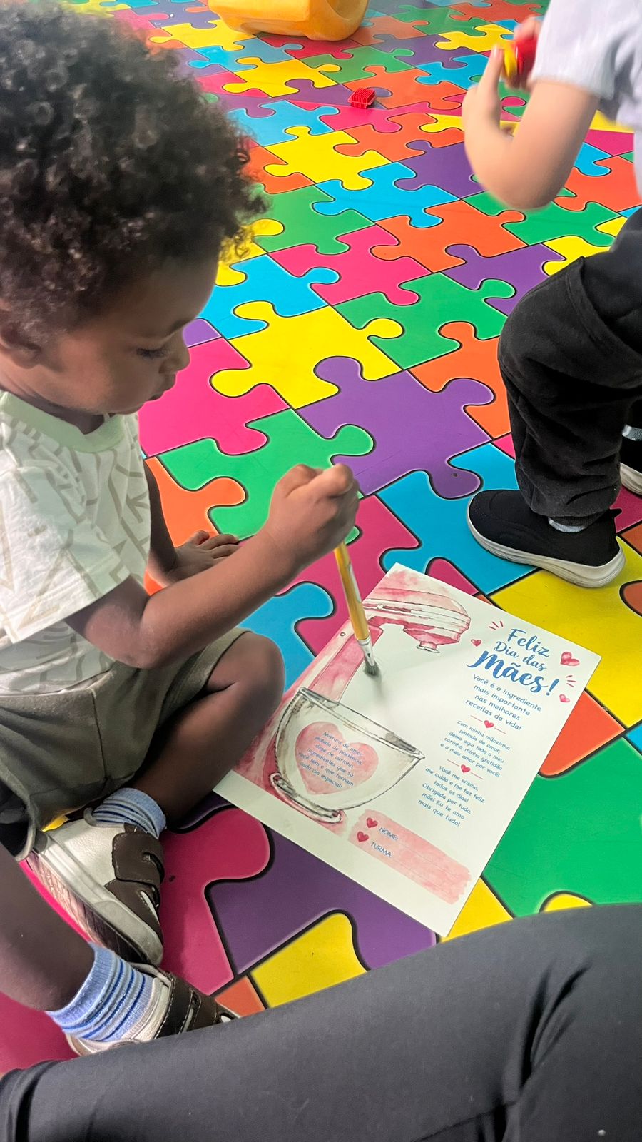 Bebê participando de atividade de estimulação