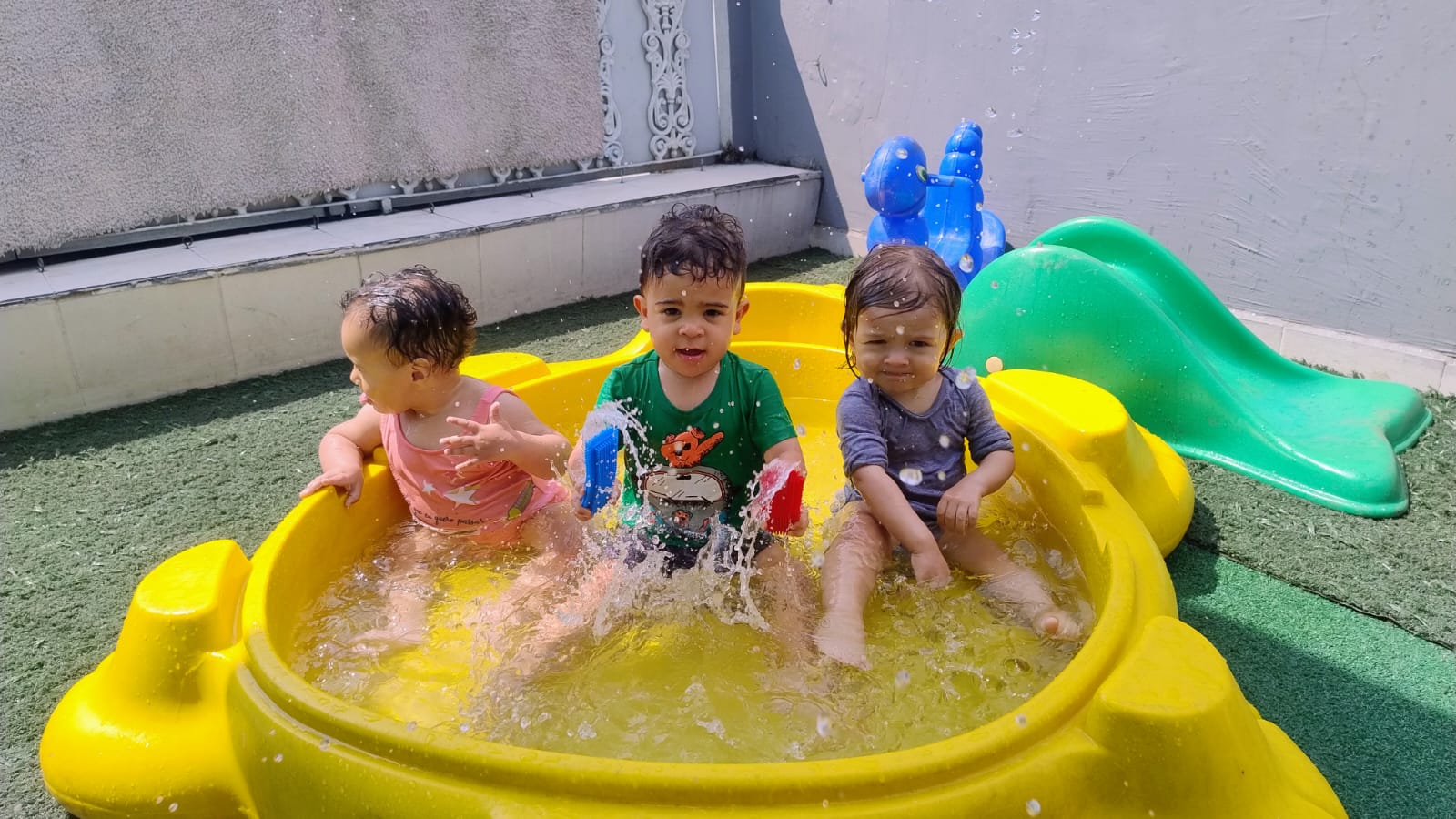 Profissional cuidando de um bebê no berçário