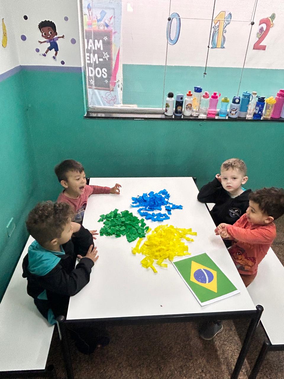 Crianças participando de atividades pedagógicas