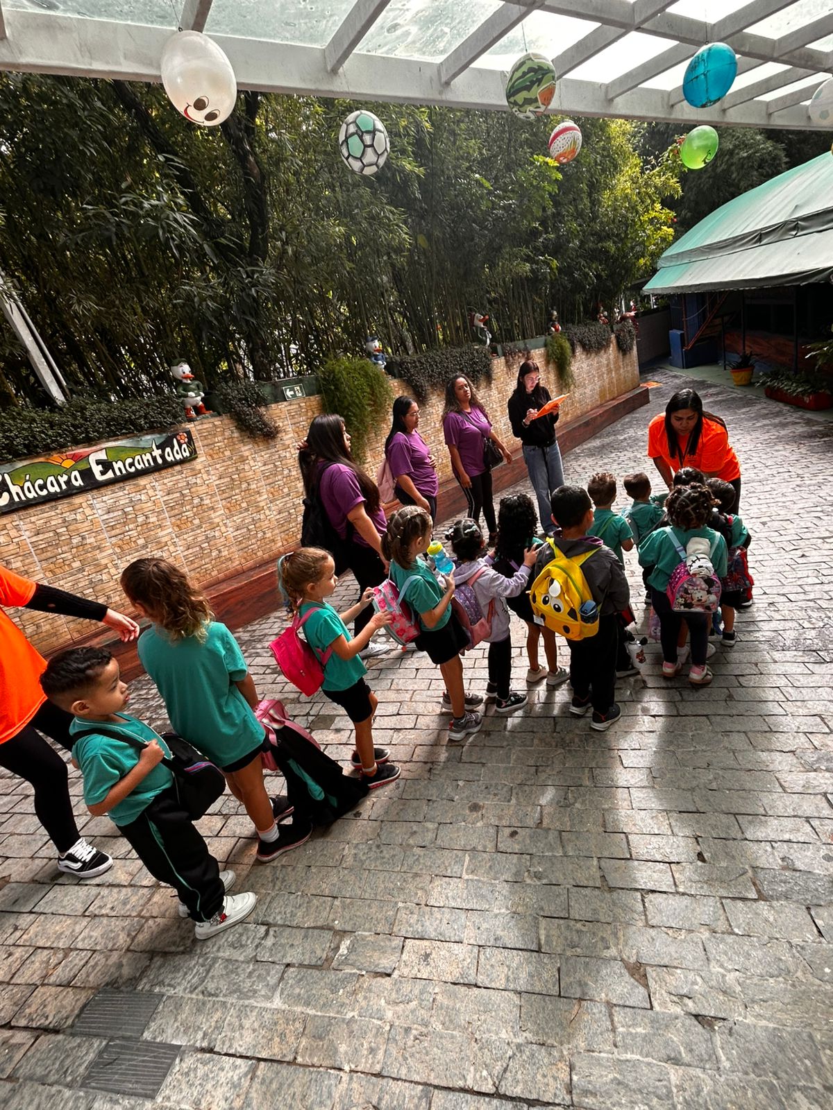 Crianças participando de atividade no colégio