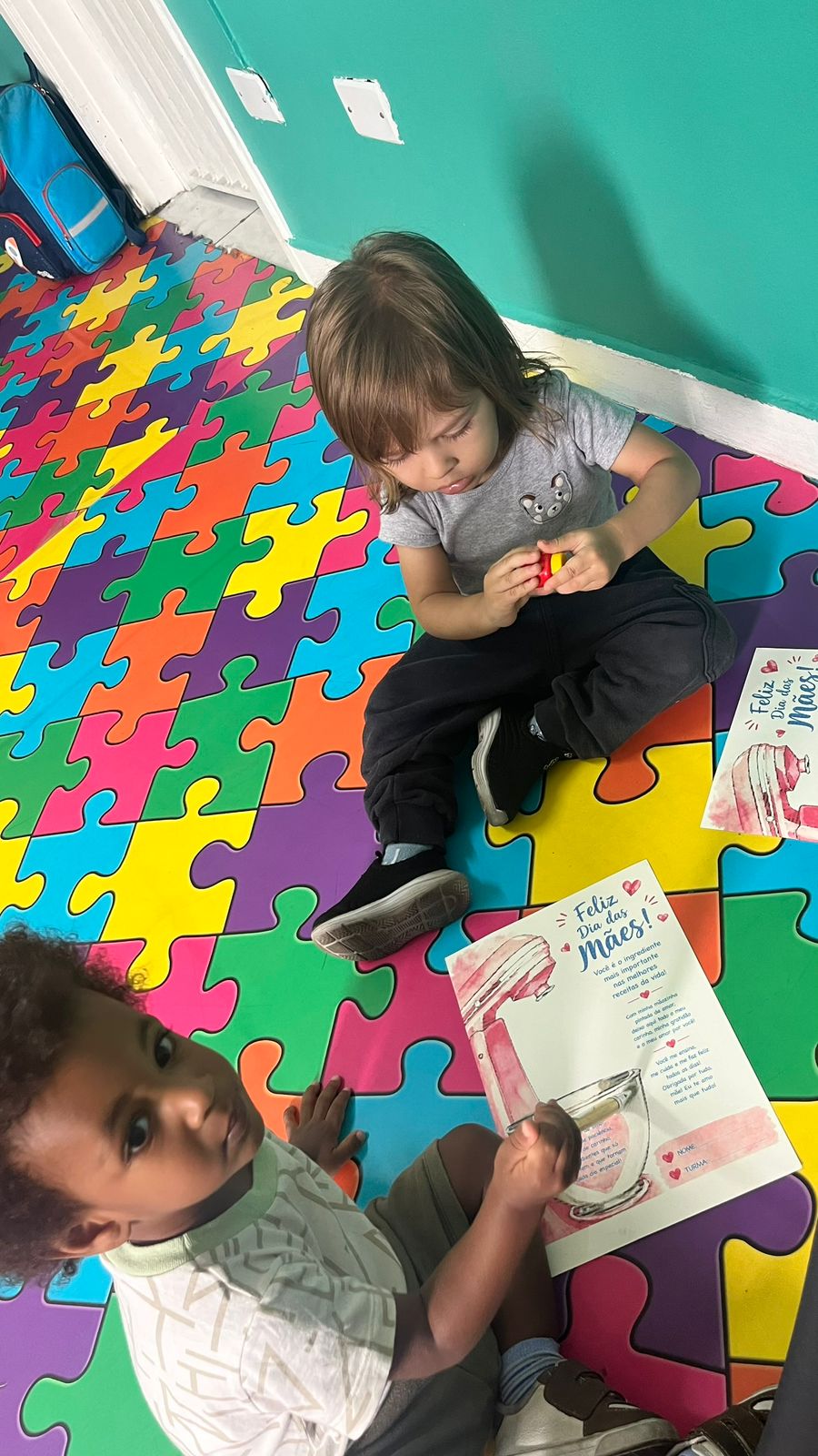 Crianças participando de atividade pedagógica