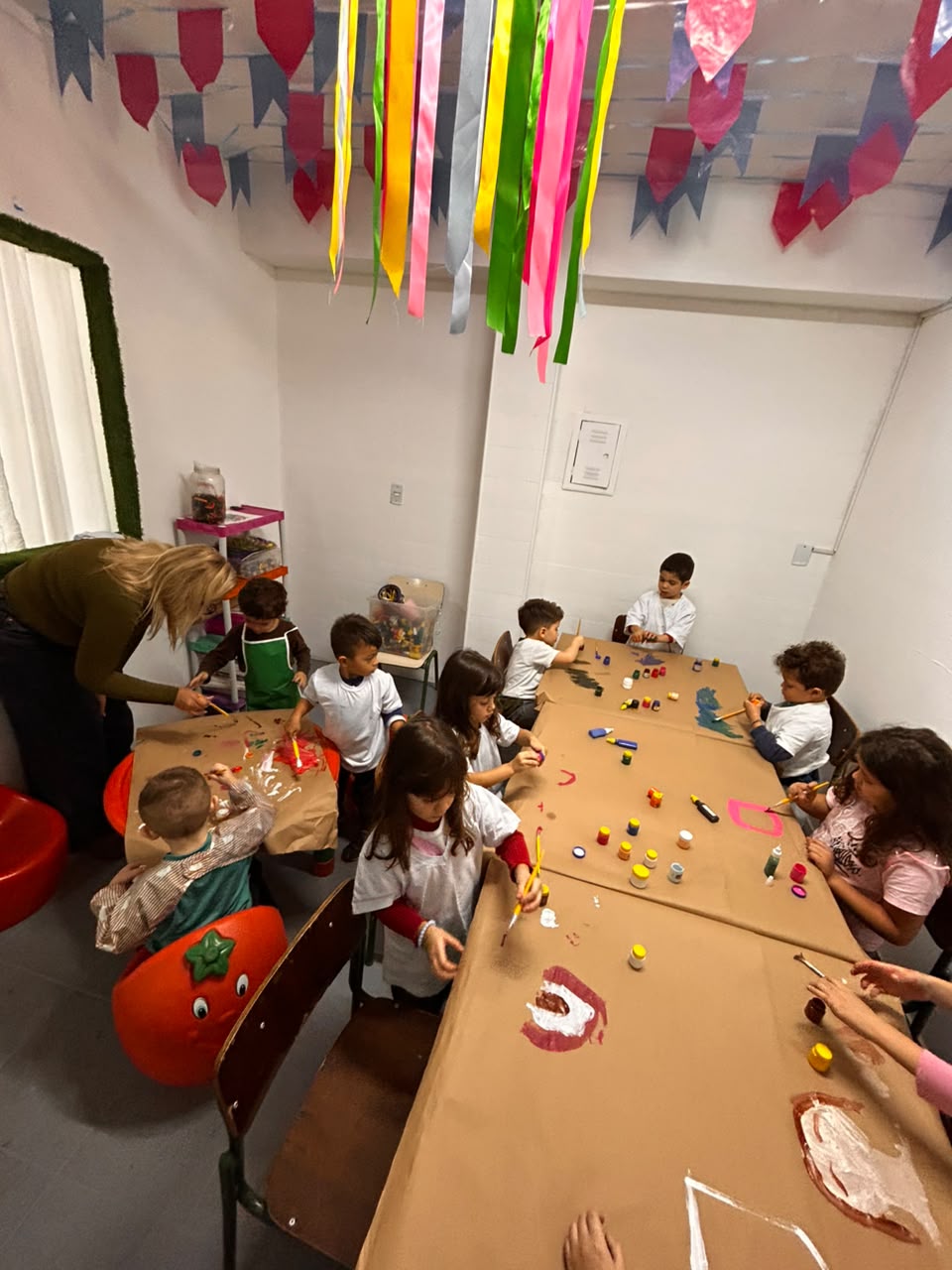 Crianças desenvolvendo uma atividade em grupo