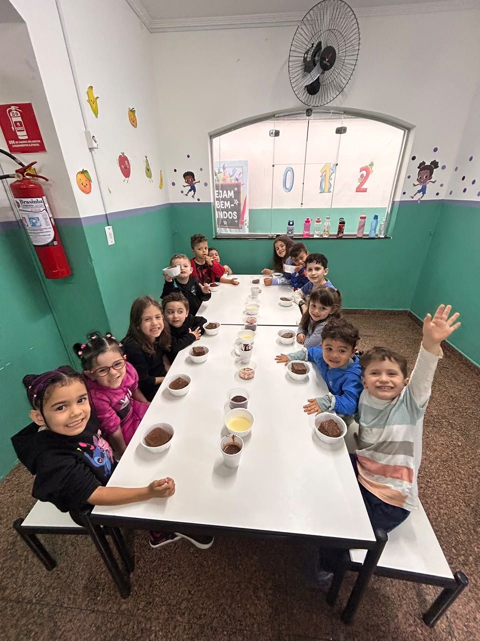Crianças participando de experiência sensorial