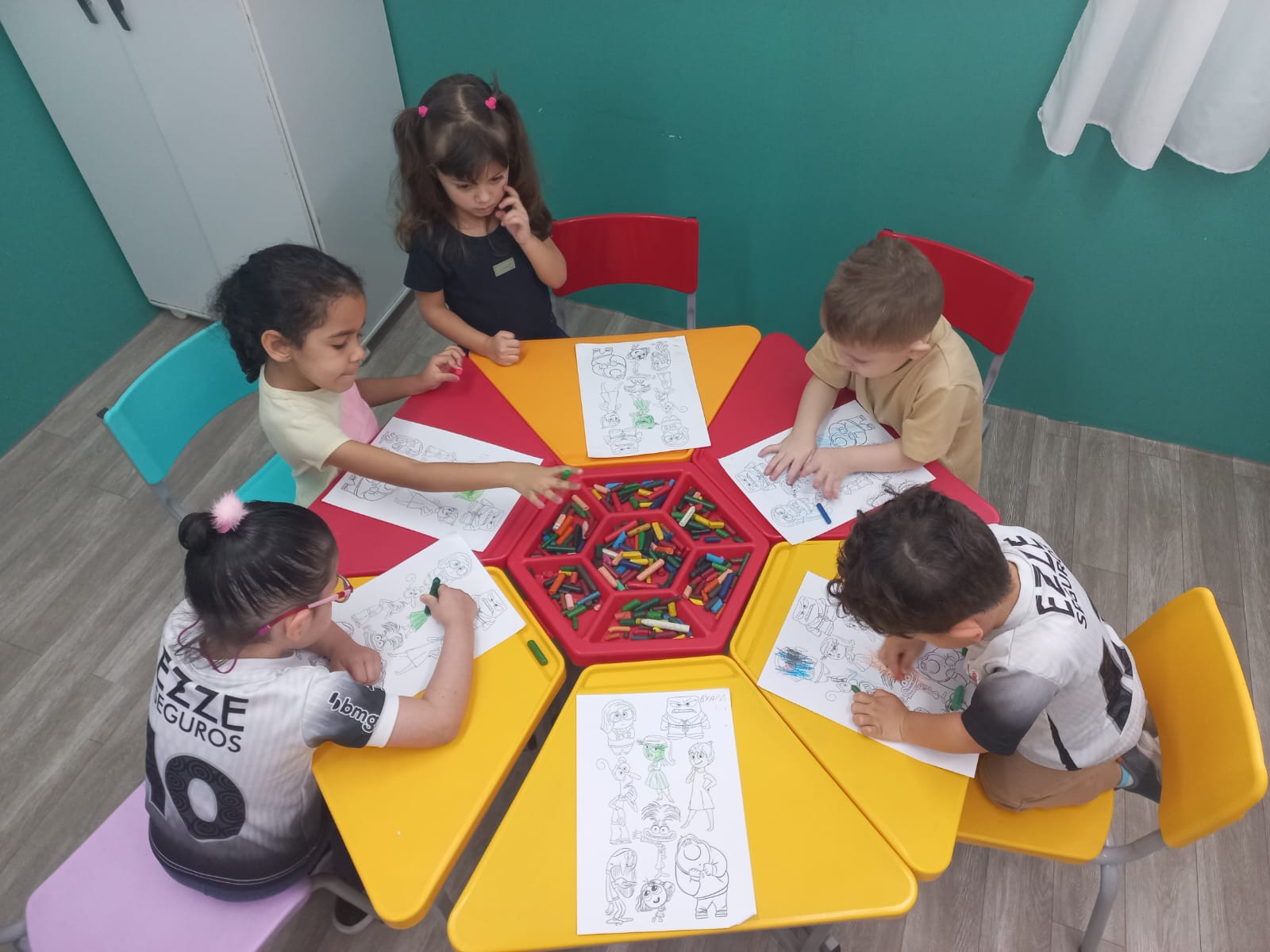 Crianças participando de atividade em grupo