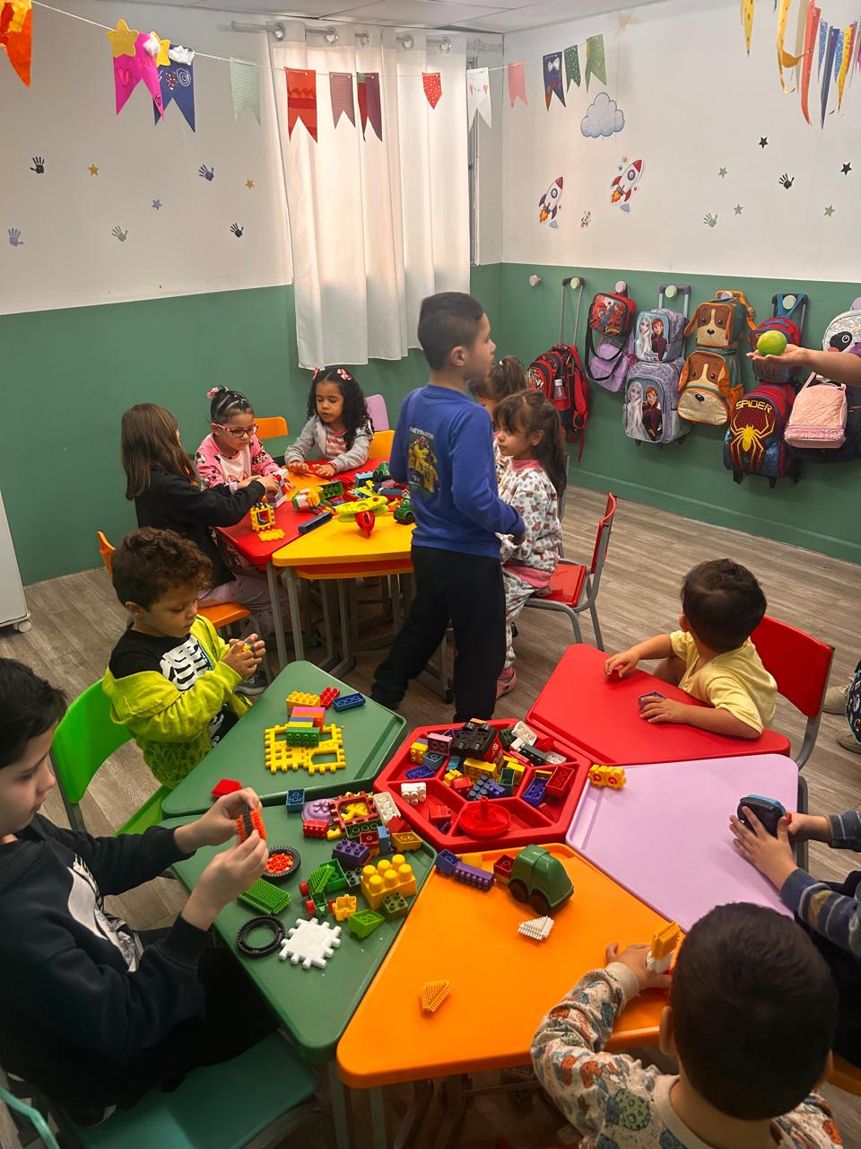 Ambiente preparado para atividades pedagógicas