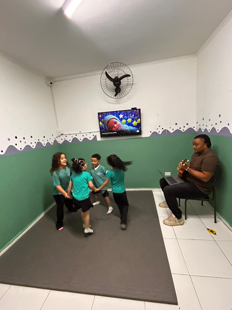 Crianças participando de aula de música