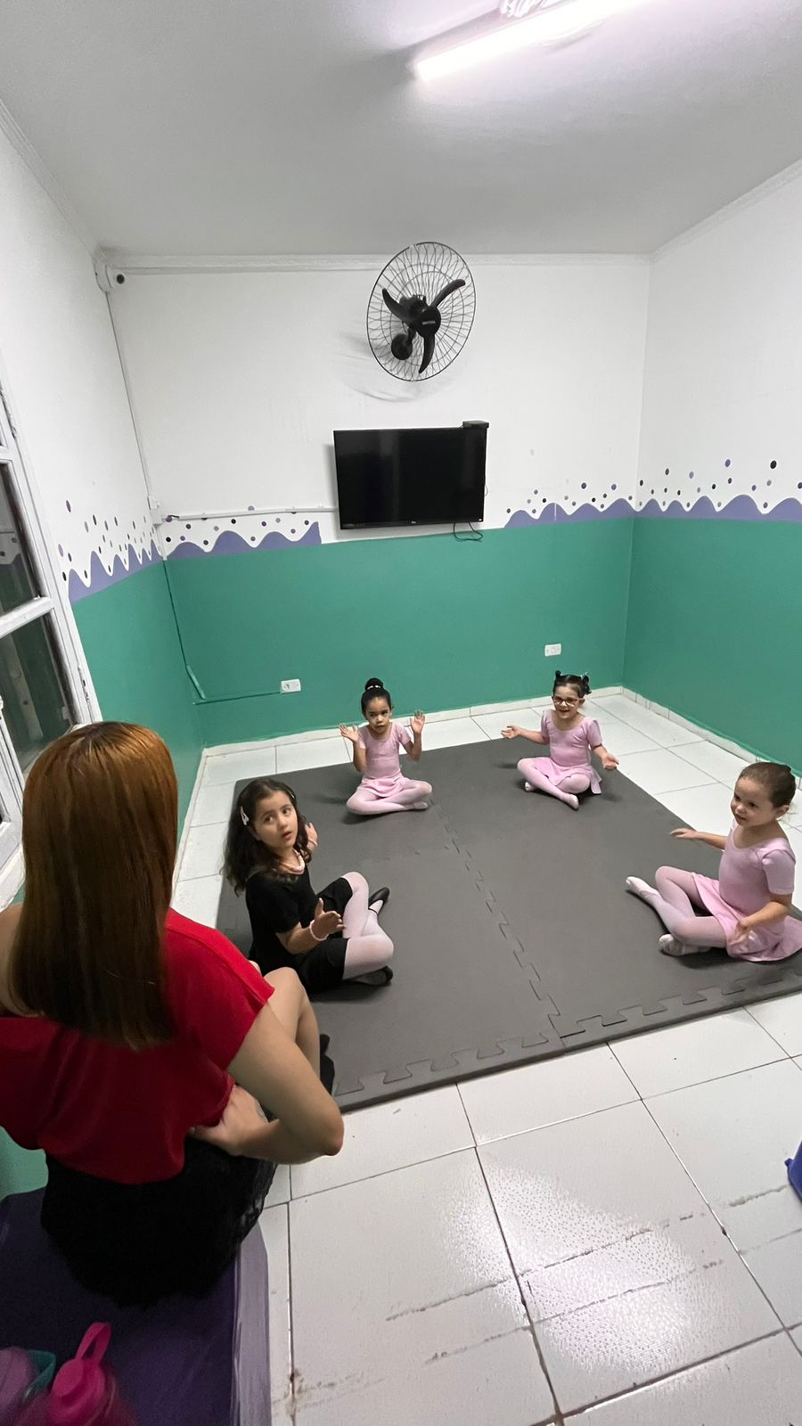 Crianças participando de aula de ballet