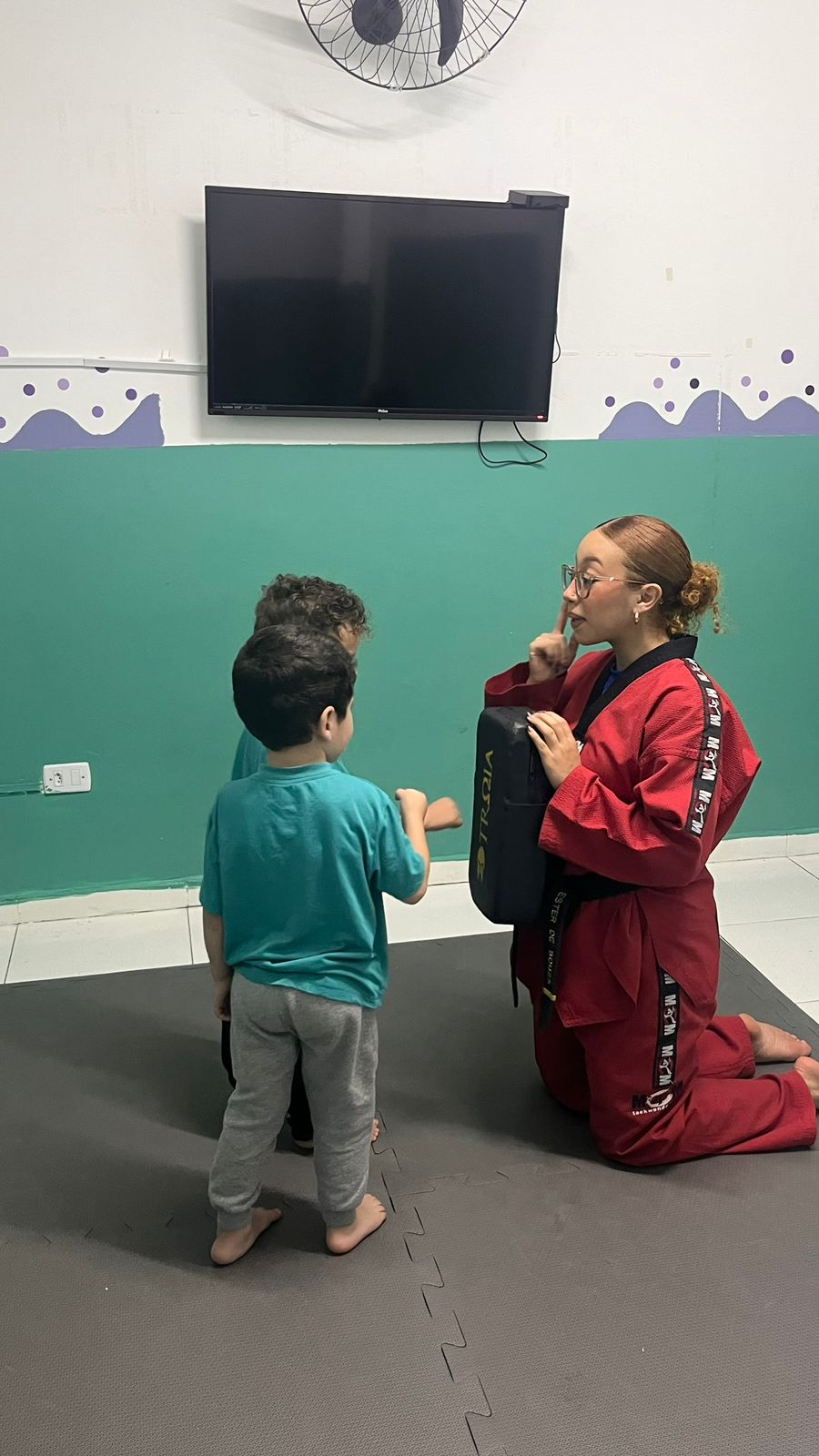 Crianças participando de atividade esportiva