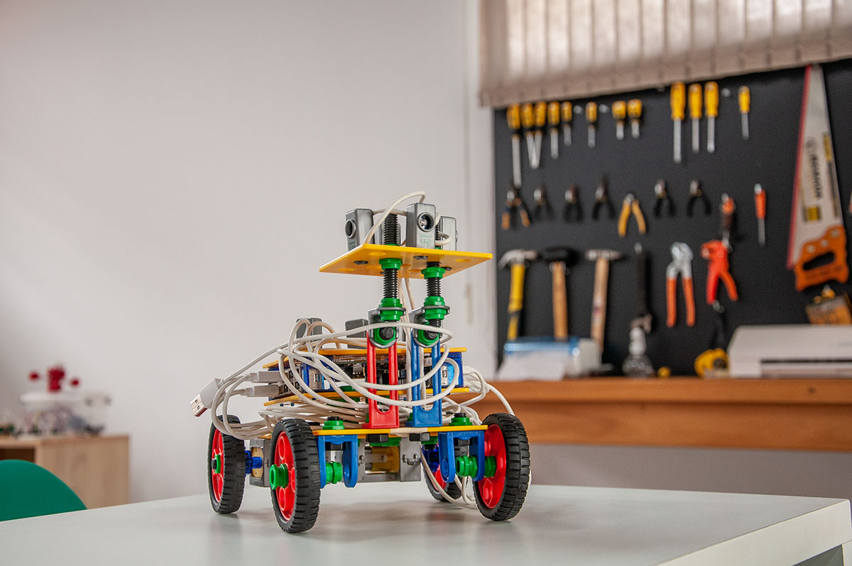 Crianças participando de atividade de robótica