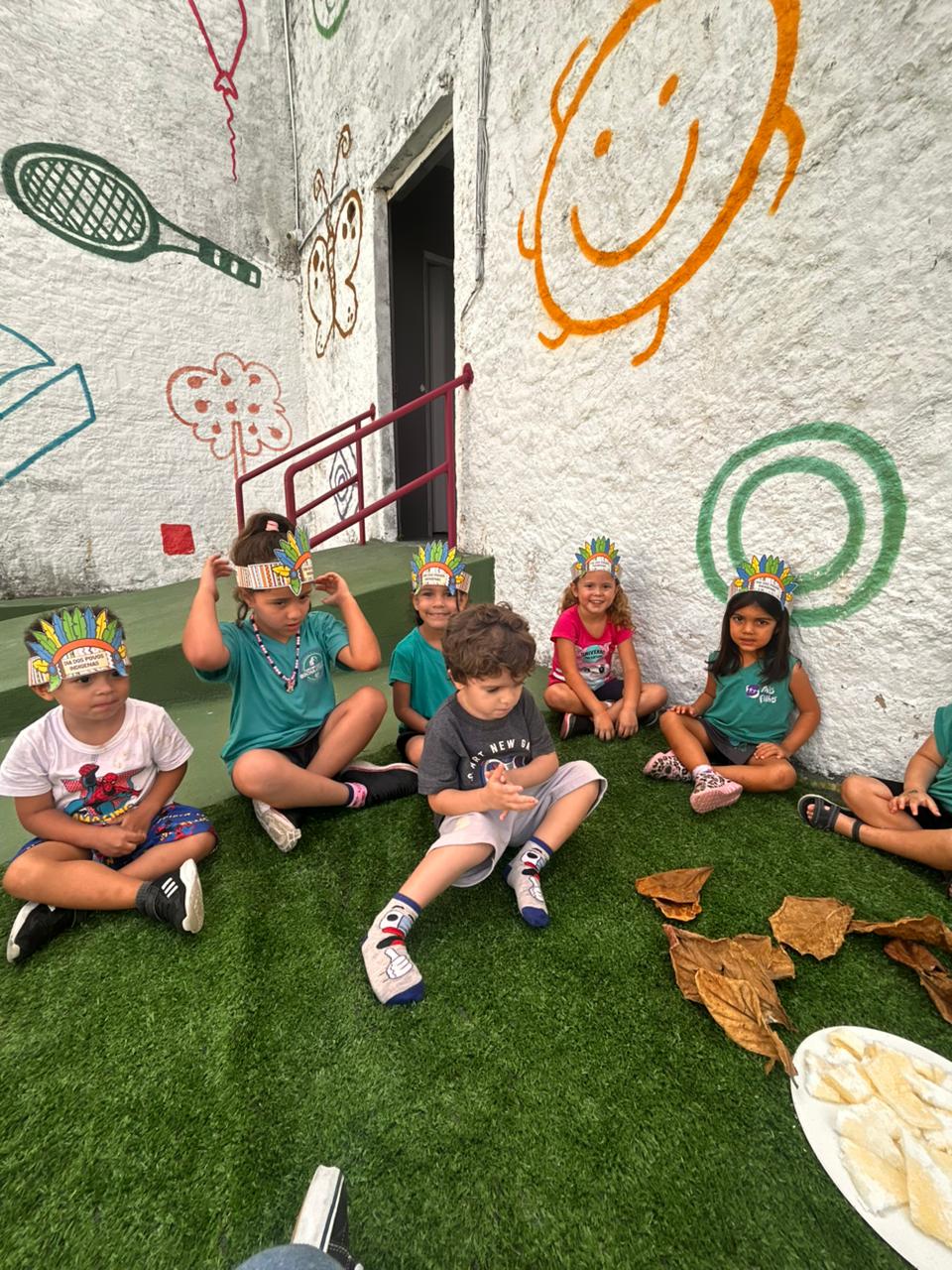 Crianças celebrando uma atividade escolar