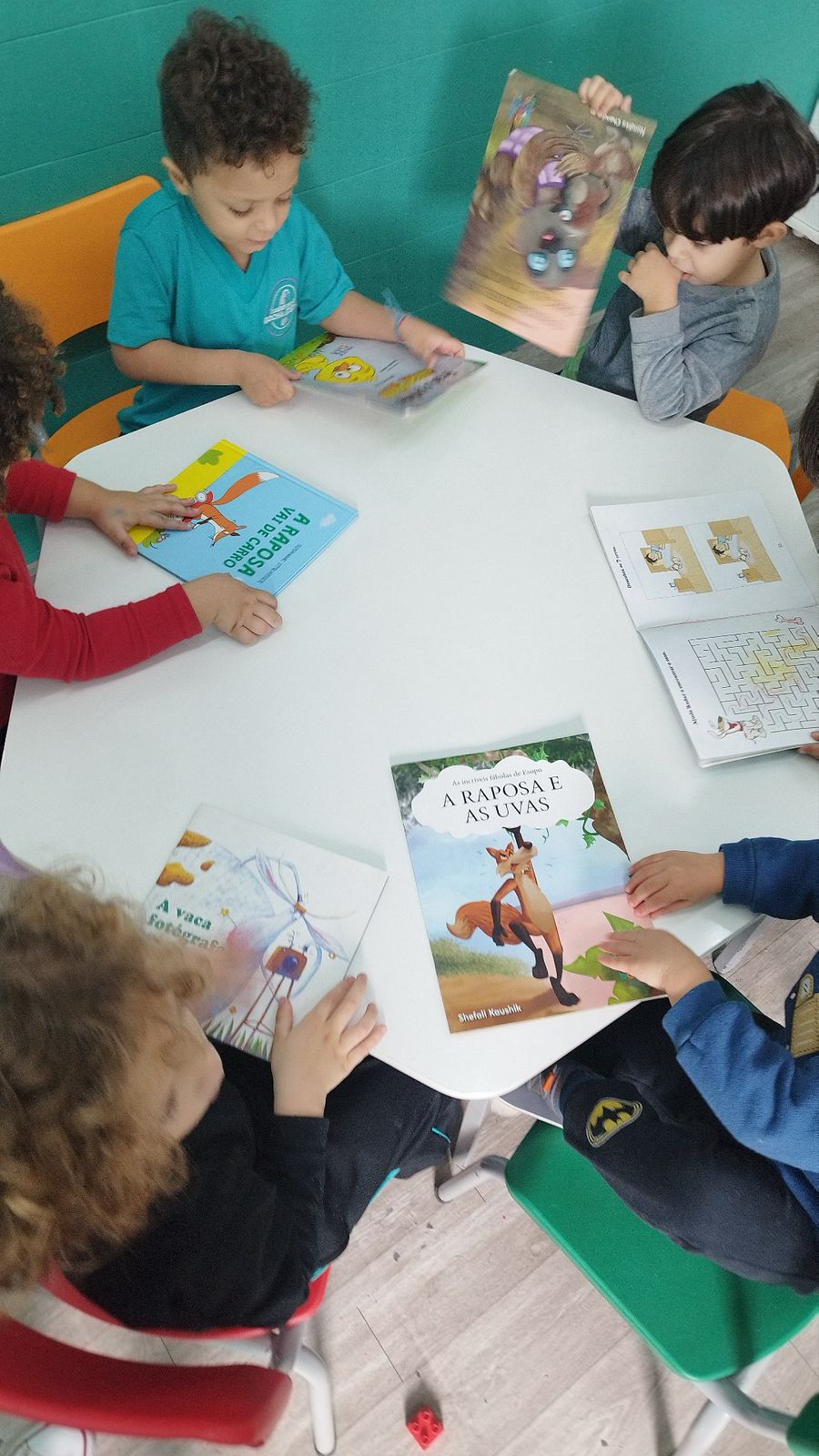 Crianças participando de uma atividade no Mini Maternal